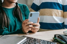 Belçika'da okullarda telefon kullanmak yasaklanıyor