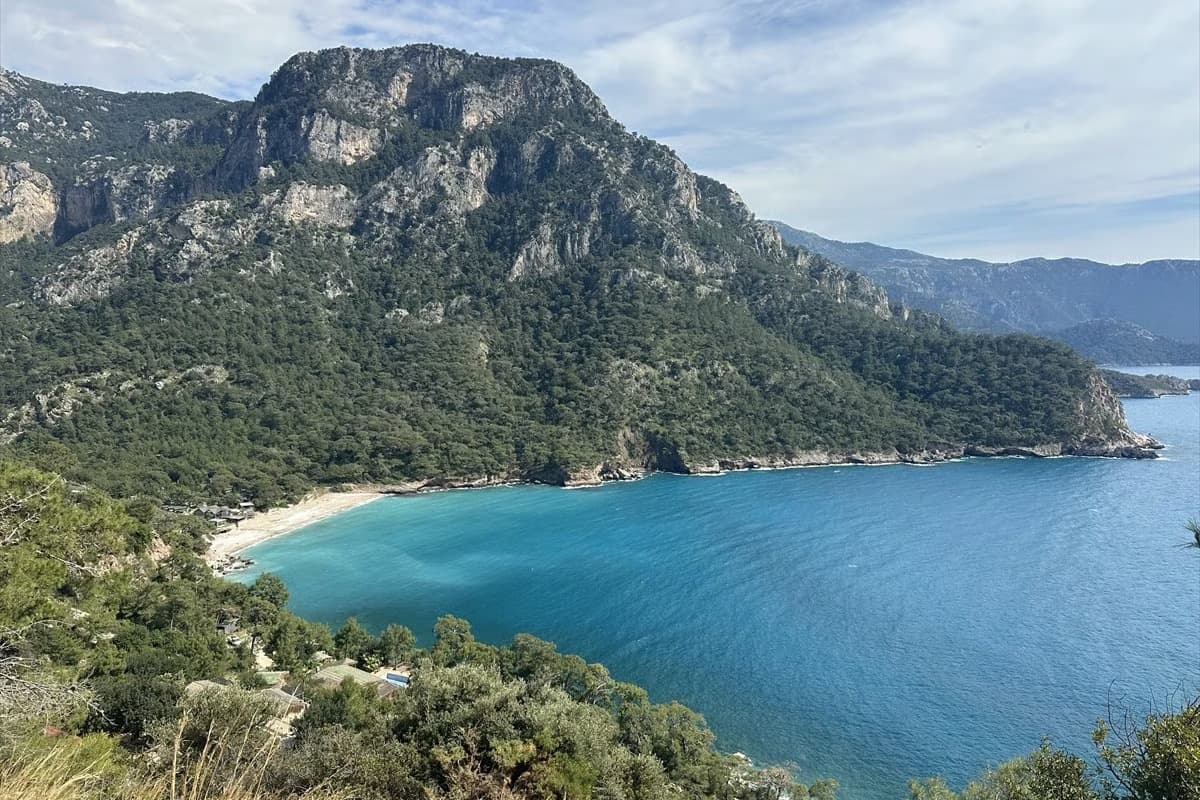 Likya yolu bahar tonlarında Akdeniz manzarası vadediyor