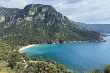 Likya yolu bahar tonlarında Akdeniz manzarası vadediyor