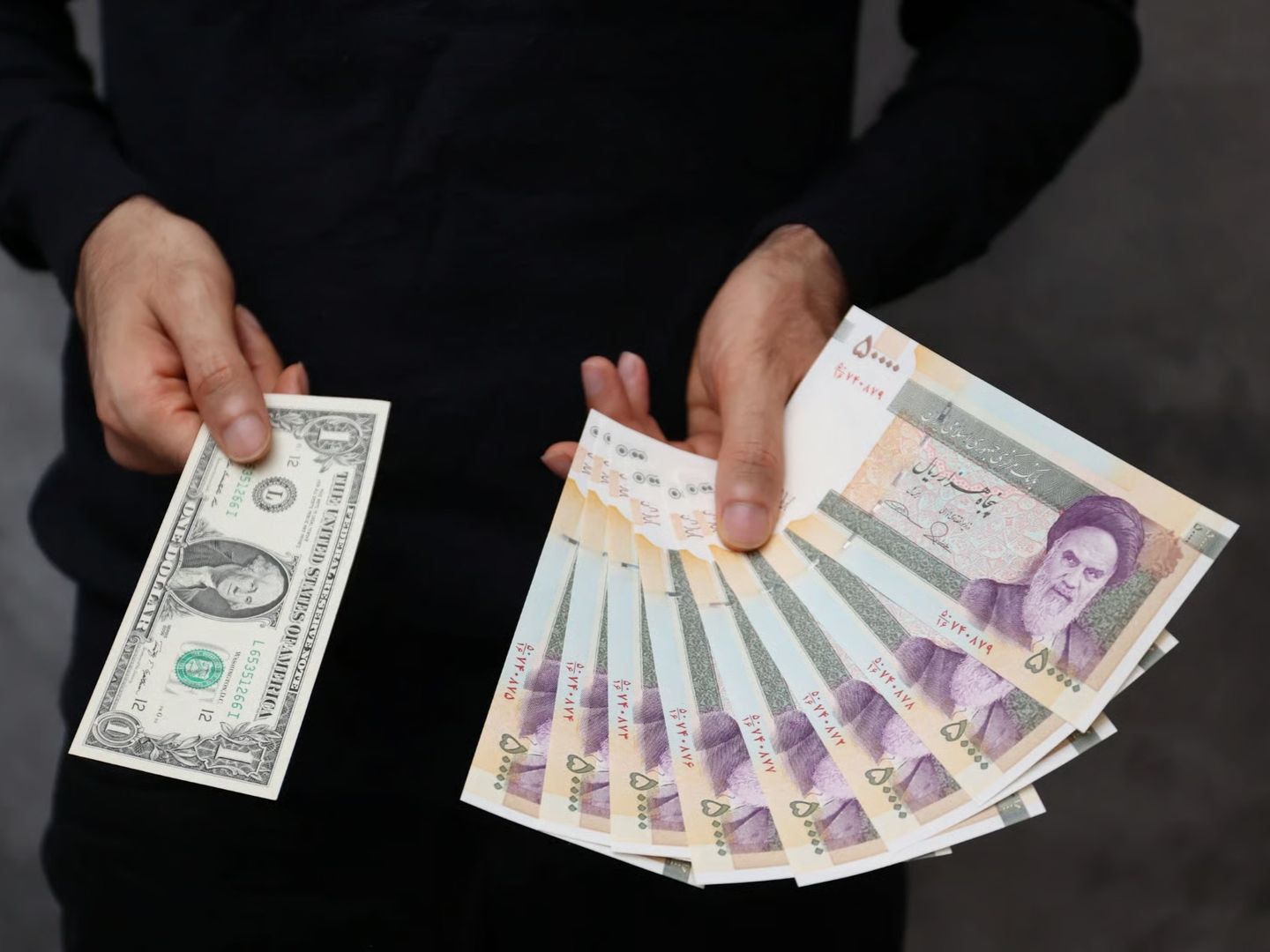 İran tümeni dolara karşı rekor değer kaybı yaşadı