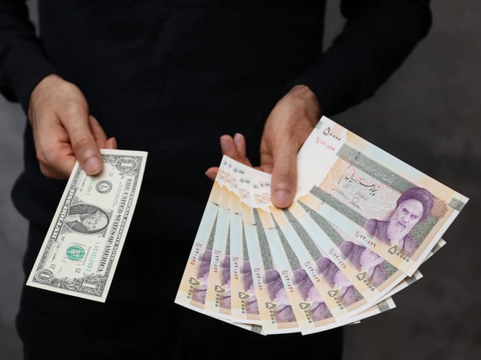 İran tümeni dolara karşı rekor değer kaybı yaşadı