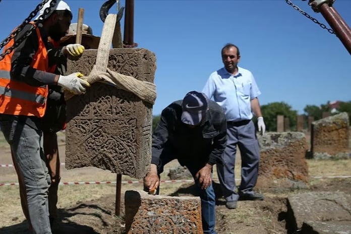 Ahlat Selçuklu Mezarlığı'nda 22 yeni mezar bulundu