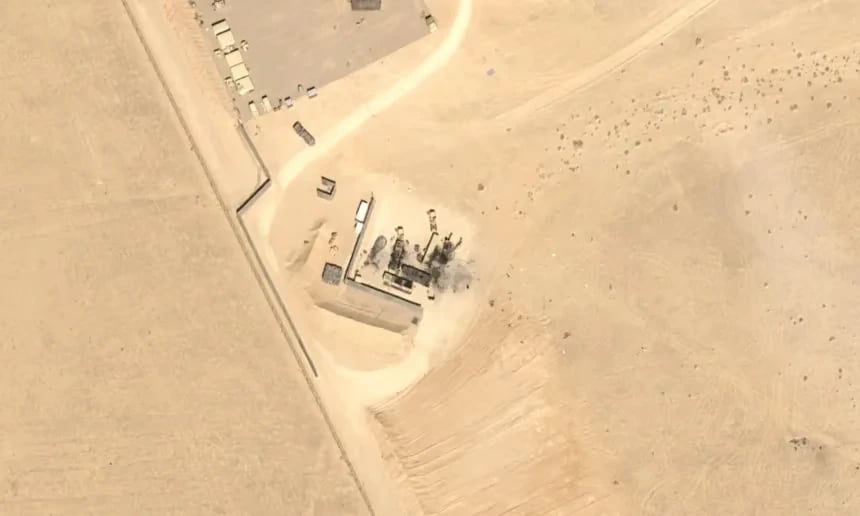 2 Mart 2026’da çekilen bir uydu görüntüsü, Ürdün’deki Muwaffaq Salti Hava Üssü’nde bulunan yanmış durumdaki THAAD radarının çevresinde enkaz olduğunu gösteriyor.