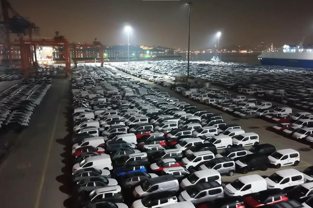 Haydarpaşa Limanı’nda gece yarısı dev araç sevkiyatı: 2026 model otomobiller sahayı doldurdu