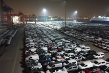 Haydarpaşa Limanı’nda gece yarısı dev araç sevkiyatı: 2026 model otomobiller sahayı doldurdu