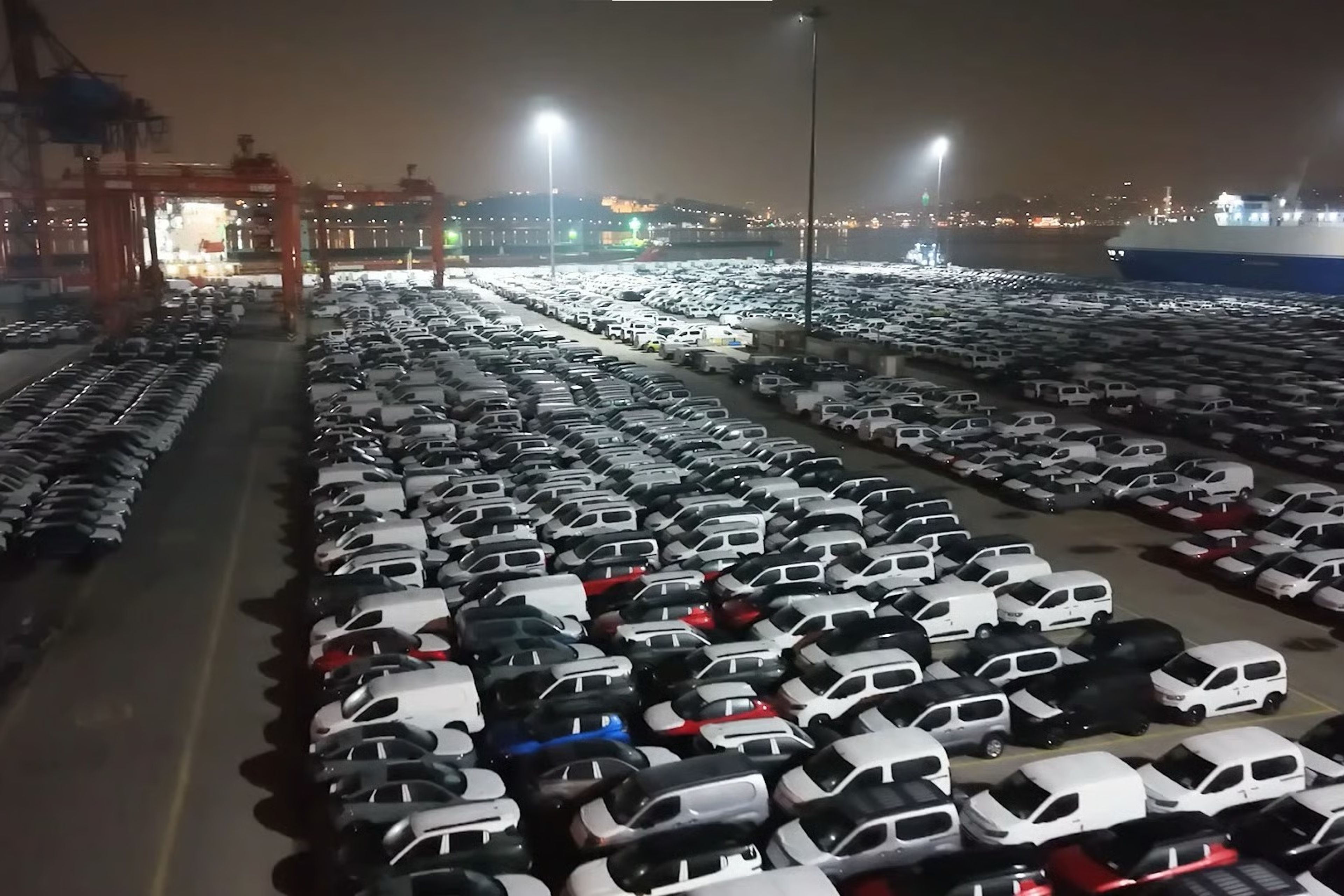 Haydarpaşa Limanı’nda gece yarısı dev araç sevkiyatı: 2026 model otomobiller sahayı doldurdu