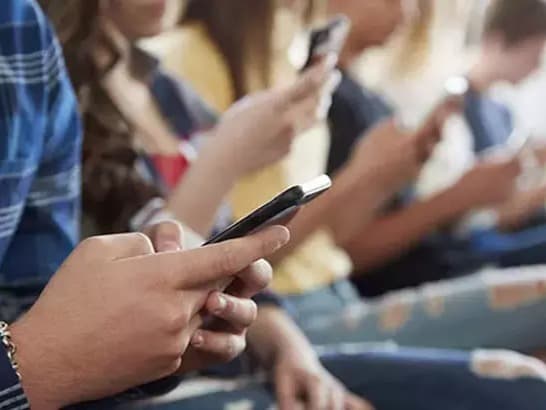 Liselilere cep telefonu yasağı getirdiler