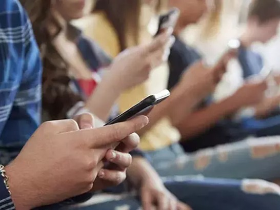 Lise öğrencilerine cep telefonu yasağı getirdiler