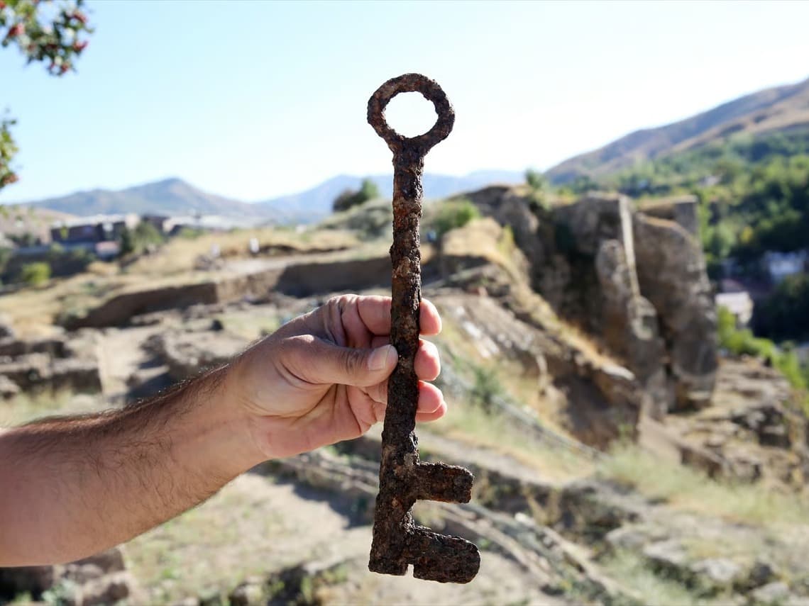 Bitlis Kalesi kazılarında tarihi anahtar bulundu