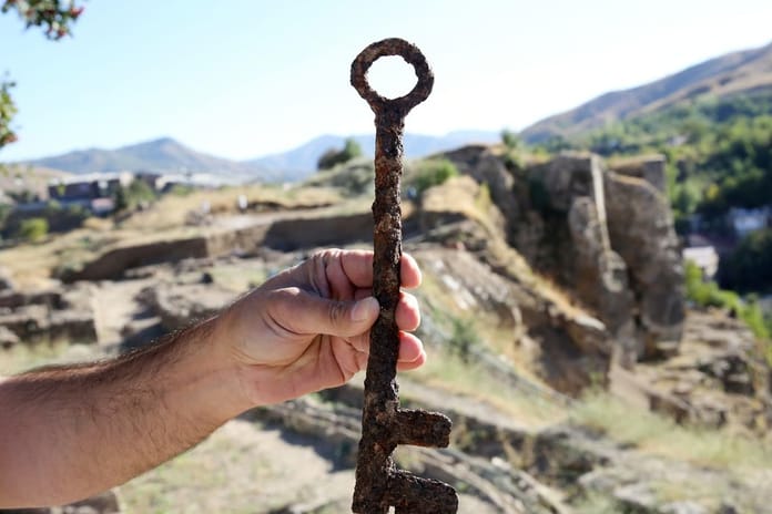 Bitlis Kalesi kazılarında 29 santimetrelik tarihi anahtar bulundu
