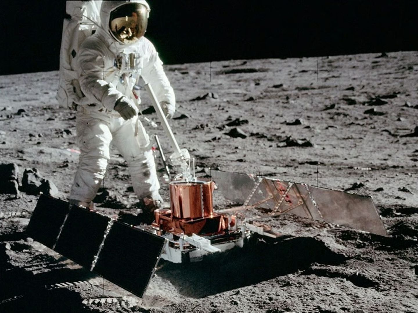 NASA, Ay’da ilk kontrollü yangın deneyine hazırlanıyor