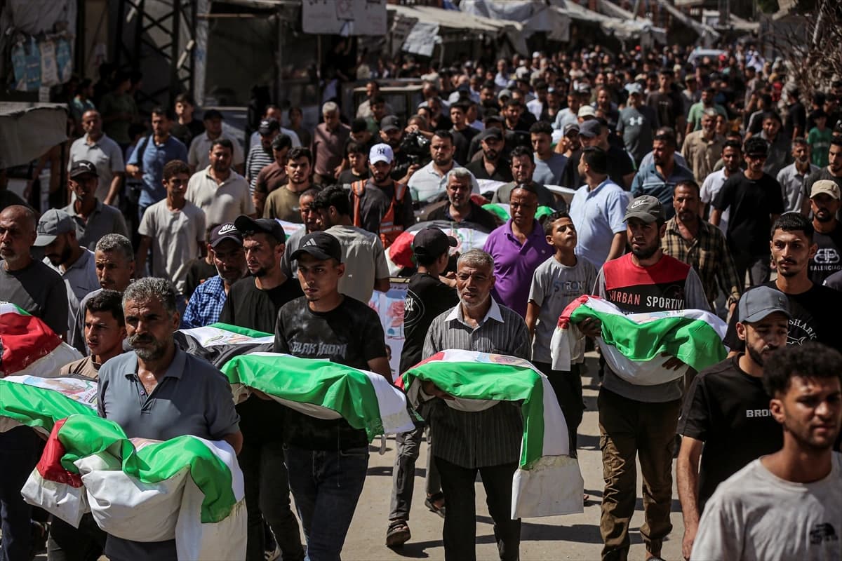 Gazze'de yas günü: 100 şehit için cenaze töreni 
