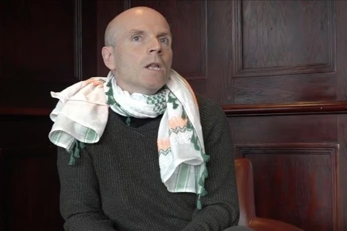 İrlandalı komedyen Hickey yolculuğu kahramanlık değil ahlaki yükümlülük olarak tanımladı