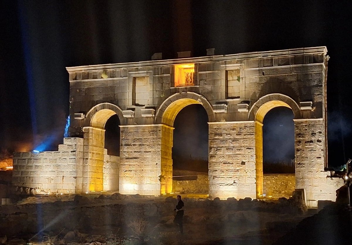 Antalya'nın antik mirası gece ışıklarıyla farklı bir ruh kazanıyor