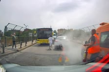 Üzerine bıçakla gelen sürücüyü yangın tüpü sıkarak uzaklaştırdı