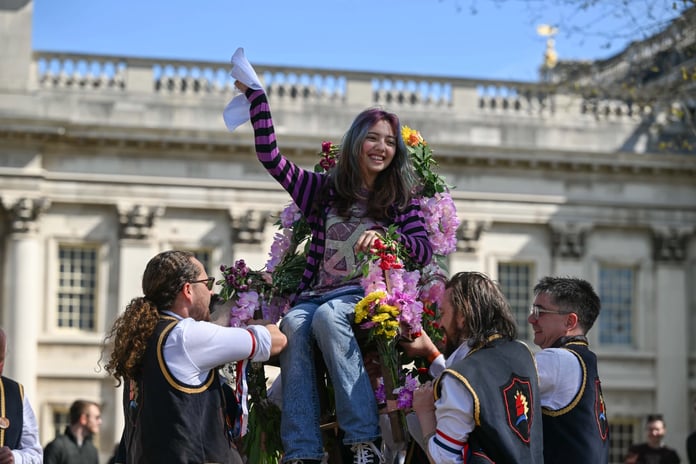 Asırlık "sandalye kaldırma" geleneği