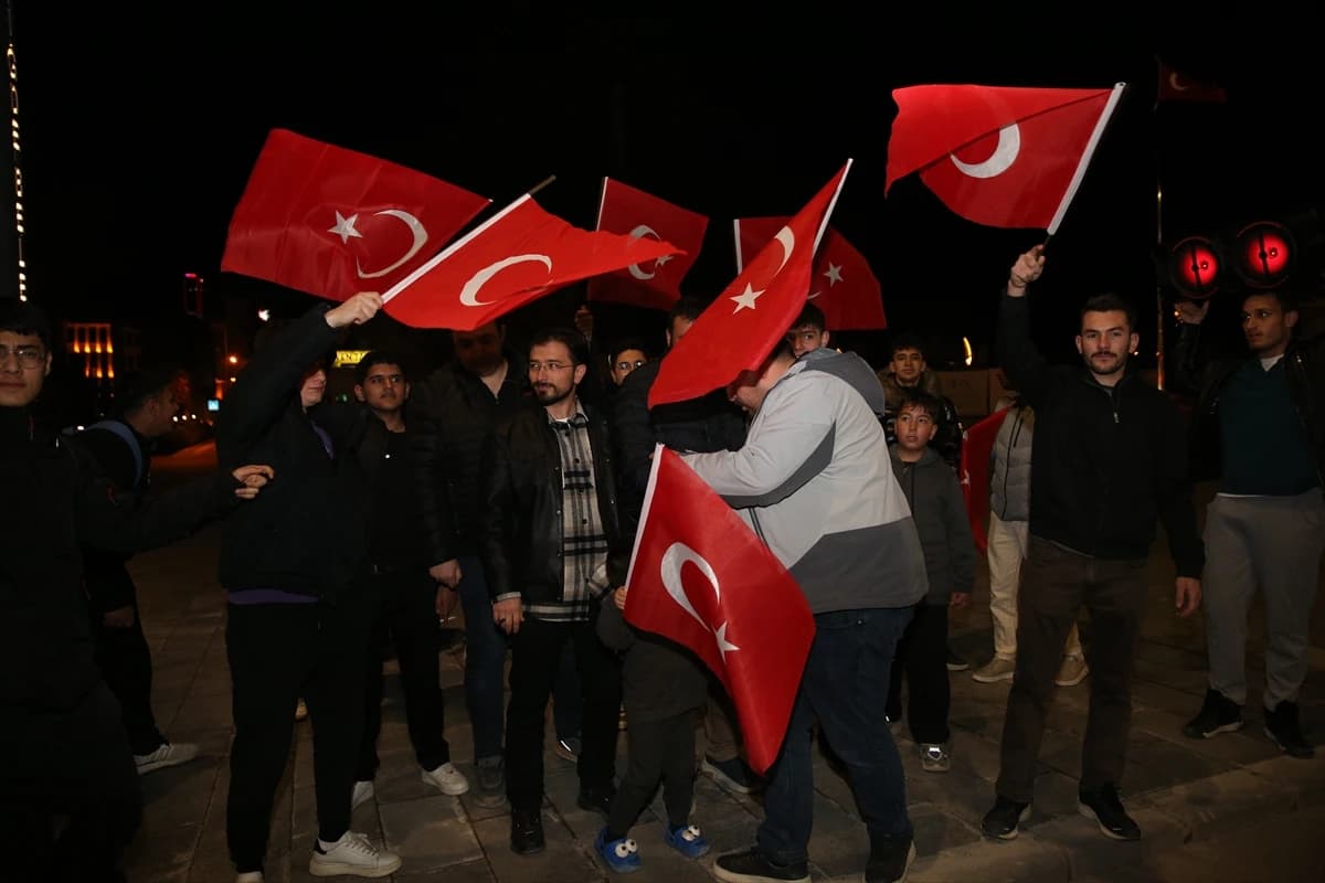 A Milli Futbol Takımı'nın Kosova galibiyeti yurtta coşkuyla kutlandı