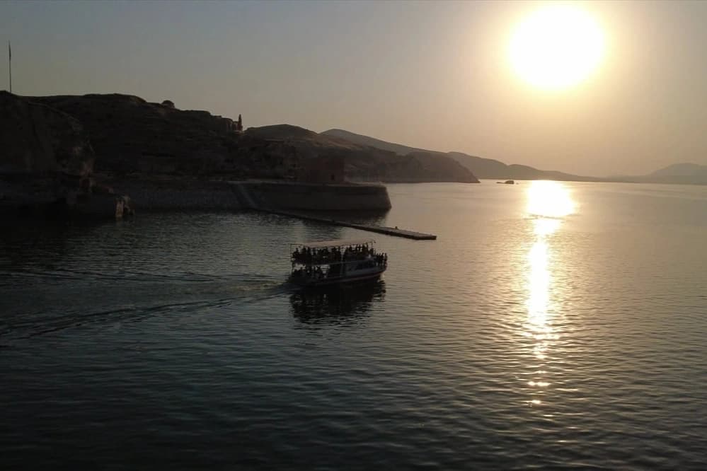Ilısu Baraj Gölü ziyaretçilerine tarihi panorama sunuyor