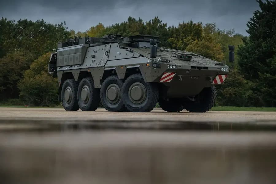 Birleşik Krallık, 100’üncü Boxer zırhlı aracını teslim aldı