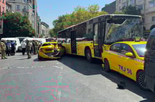 Beyoğlu'ndaki dehşet kaza kamerada: Şoför direksiyon başında ayağa kalktı!