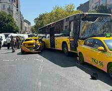 Beyoğlu'ndaki dehşet kaza kamerada: Şoför direksiyon başında ayağa kalktı!