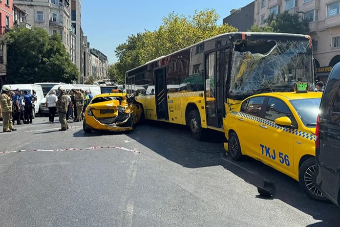 Beyoğlu'ndaki dehşet kaza kamerada: Şoför direksiyon başında ayağa kalktı!