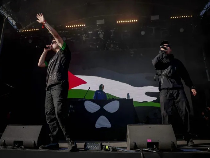 İrlandalı rap grubu Paris konserinde Filistin'e destek sloganları attı