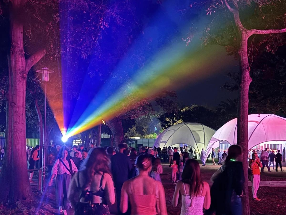 Cape Town'daki ışık festivali renkli görüntülere sahne oldu