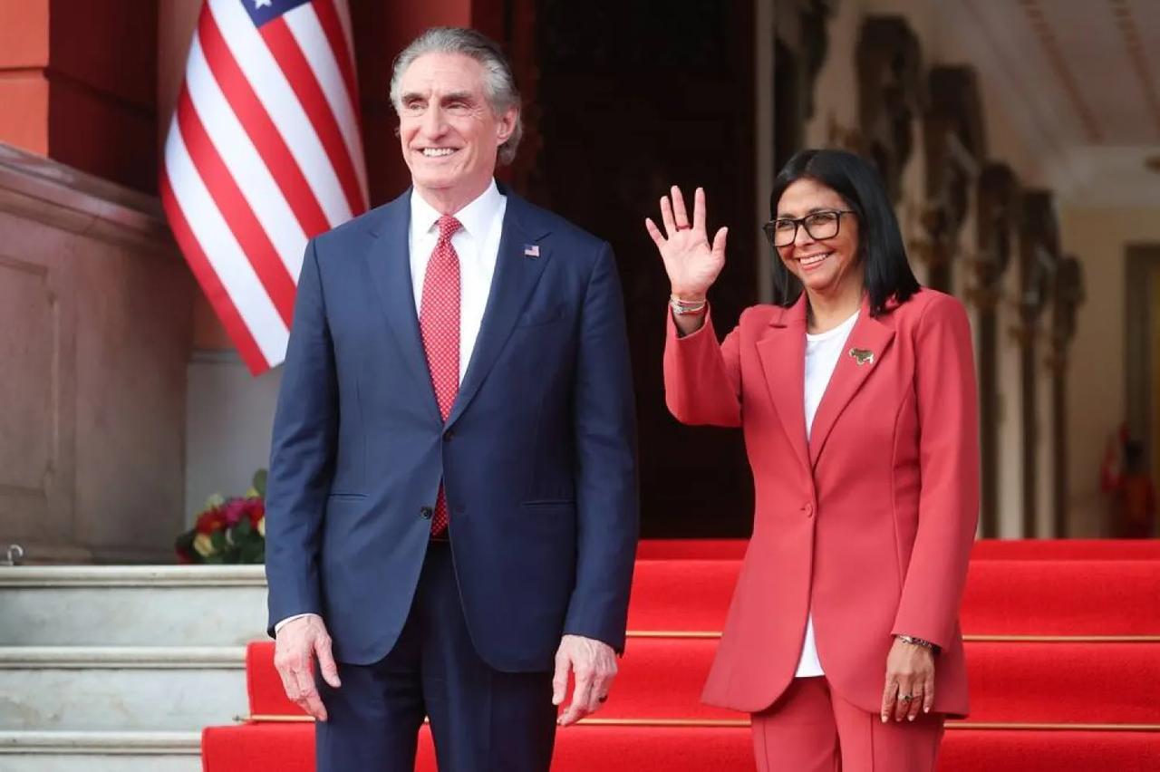 Doug Burgum ve Delcy Rodriguez - EPA