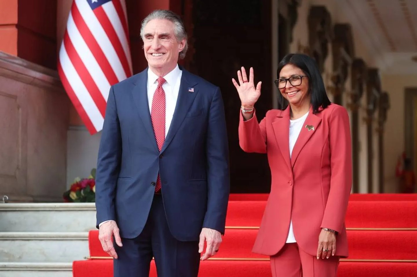 Doug Burgum ve Delcy Rodriguez - EPA