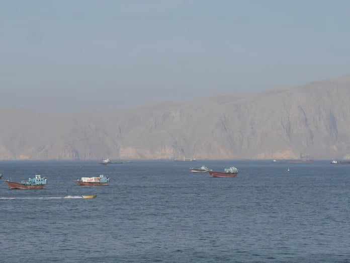 Financial Times'a göre İran bağlantılı tankerler Hürmüz ablukasını aştı