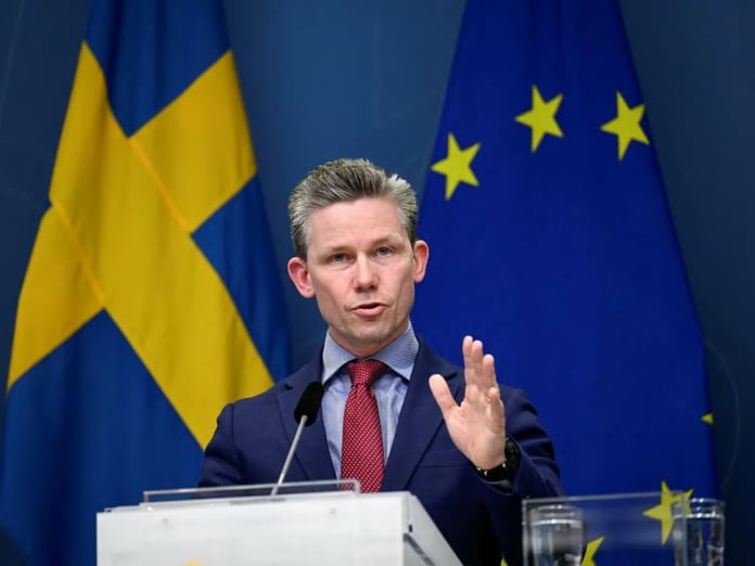 İsveç Savunma Bakanı Jonson Avrupa savaş zamanına hazırlıklı olmalı dedi