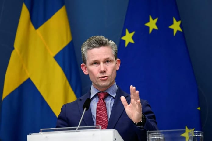 İsveç Savunma Bakanı Jonson Avrupa savaş zamanına hazırlıklı olmalı dedi