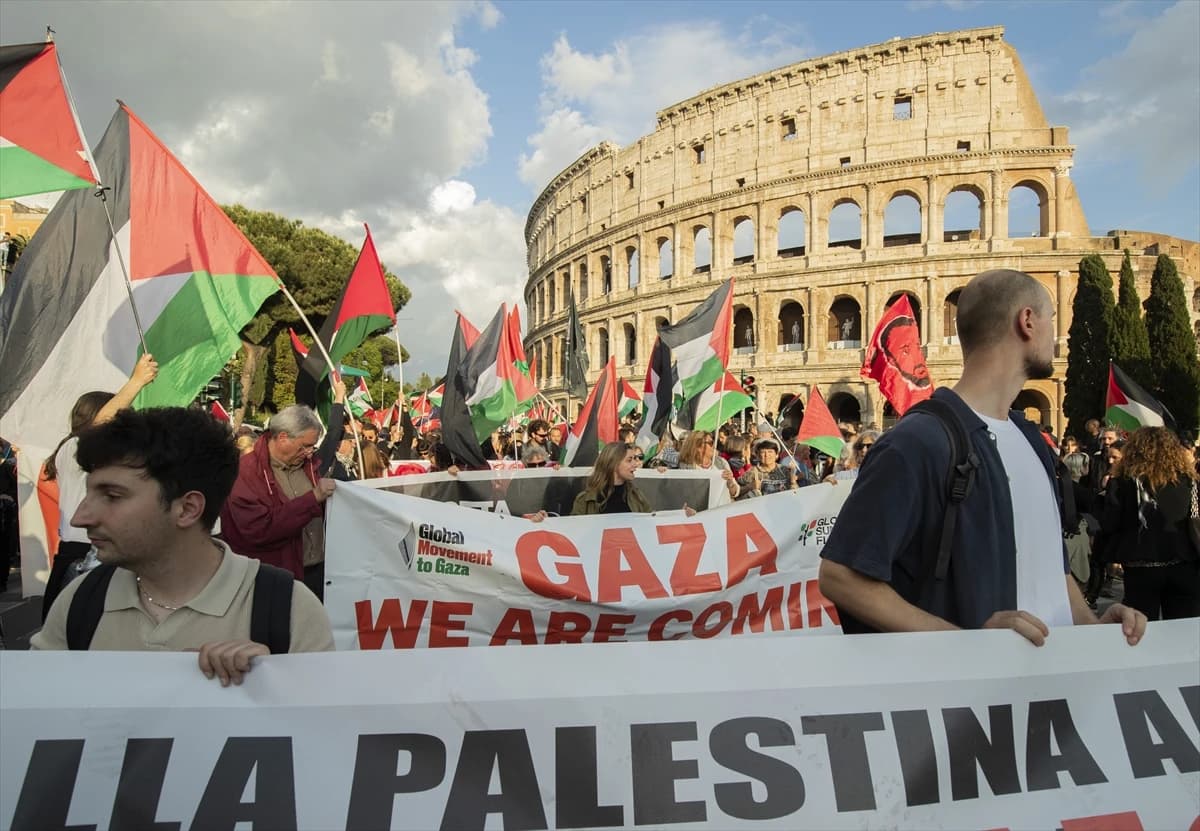 İtalya'da dev protesto: Binlerce kişi Sumud Filosu için sokakta