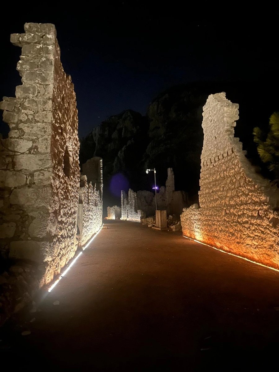 Antalya'nın antik mirası gece ışıklarıyla farklı bir ruh kazanıyor