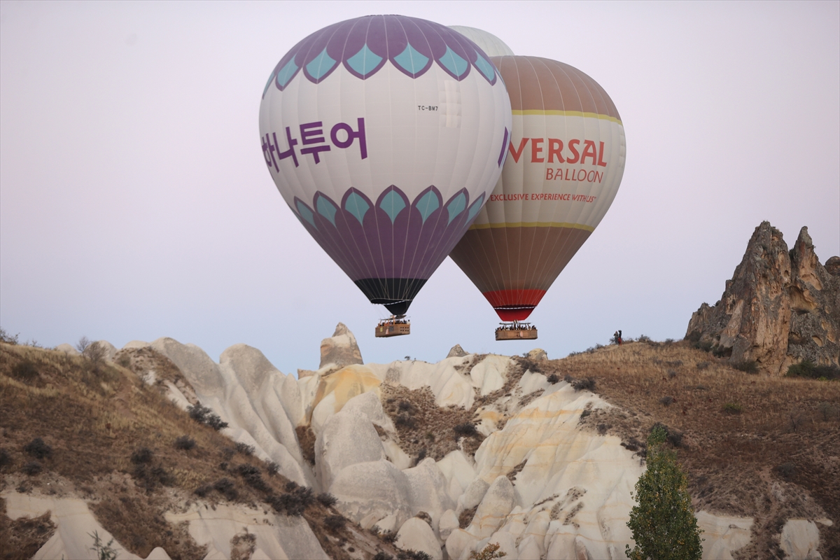Kapadokya'daki sıcak hava balonları vadilere renk kattı
