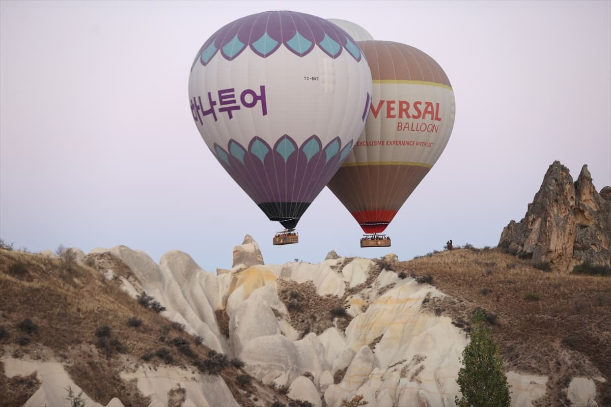 Kapadokya'daki sıcak hava balonları vadilere renk kattı