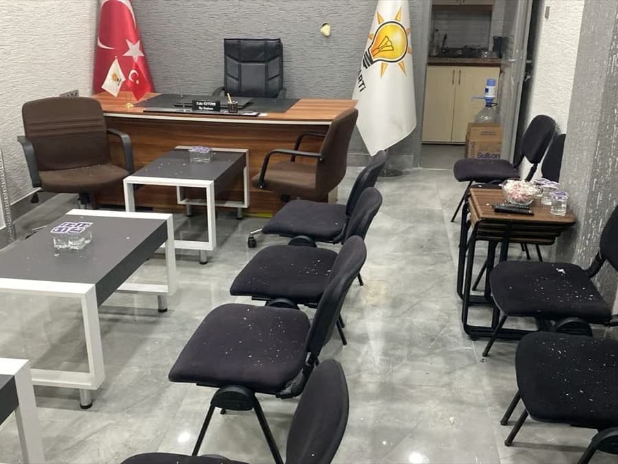 AK Parti İlçe Başkanlığına taşlı saldırı