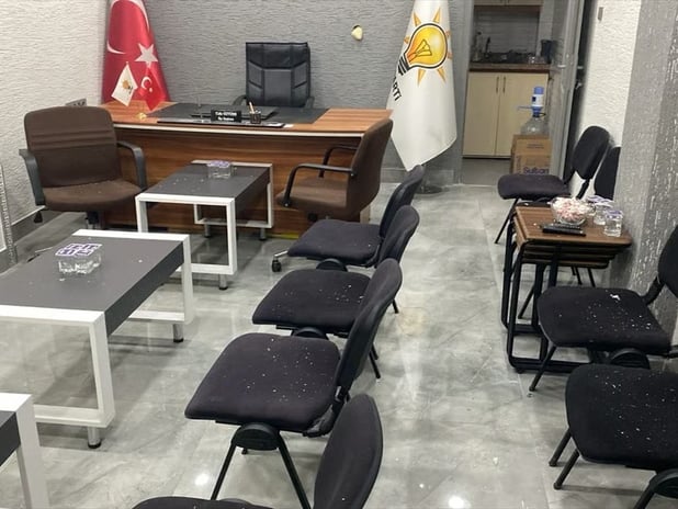 Balıkesir'de AK Parti İlçe Başkanlığına taşlı saldırı