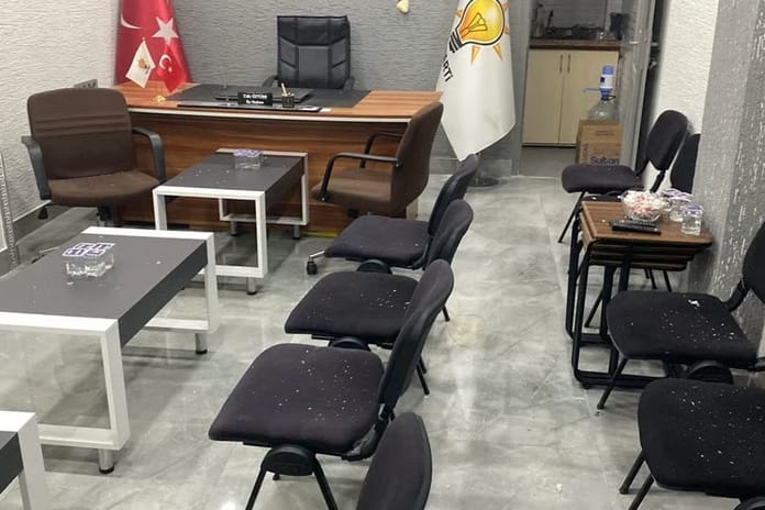 Balıkesir'de AK Parti İlçe Başkanlığına taşlı saldırı