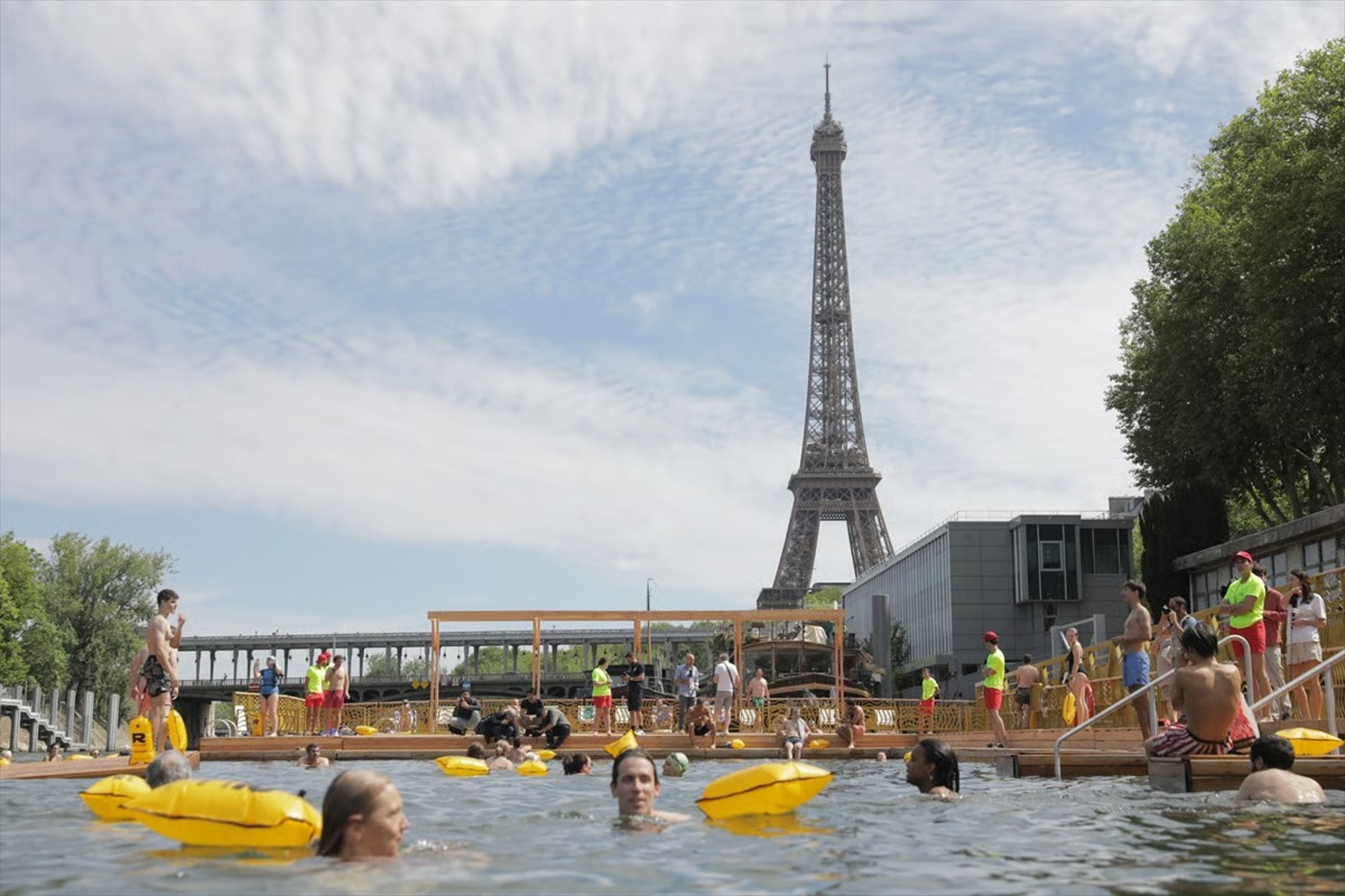 Paris'teki Seine Nehri 100 yıl sonra yüzmeye açıldı