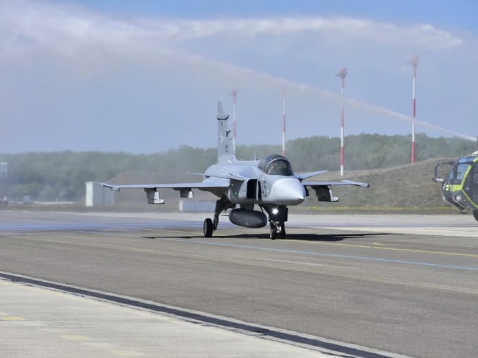 Macaristan Gripen C savaş uçaklarının ilk teslimatını aldı