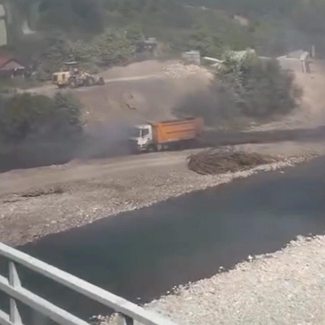 Balataları tutuşan aracını deredeki suya sokarak yanmaktan kurtardı
