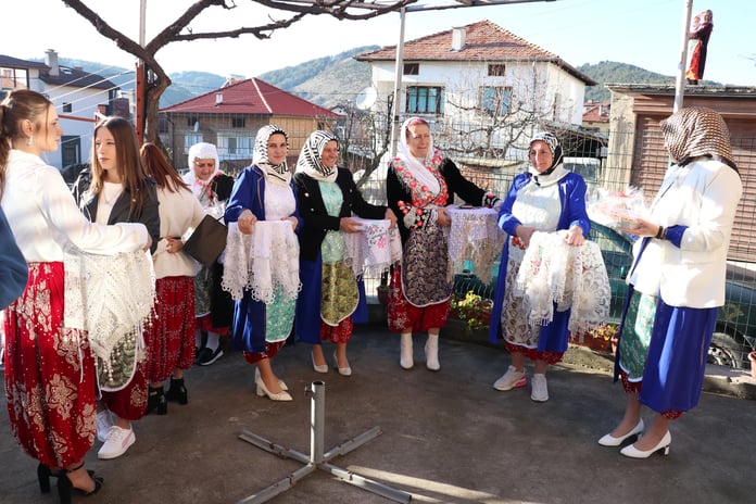 Börek ordusu: Nişanlı çiftlerin şöleni