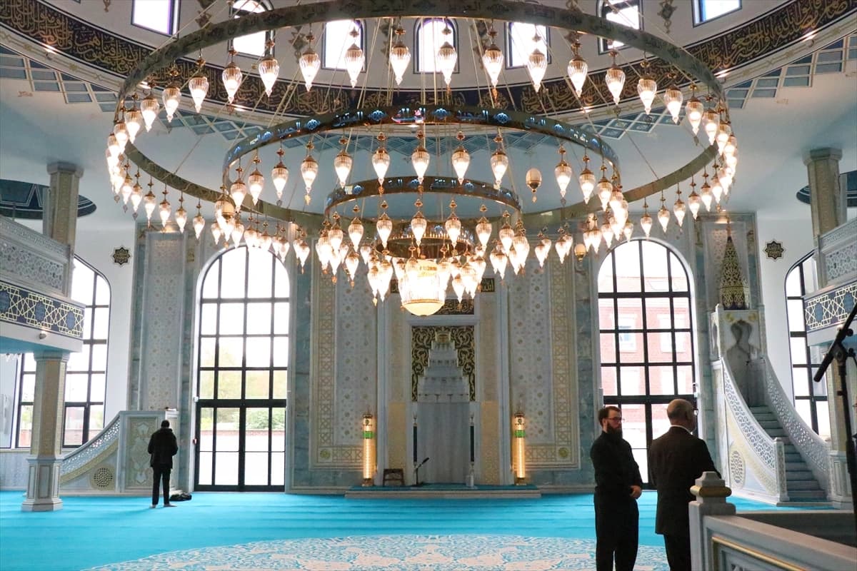 Eyüp Sultan Camisi Fransa'da ibadete açıldı