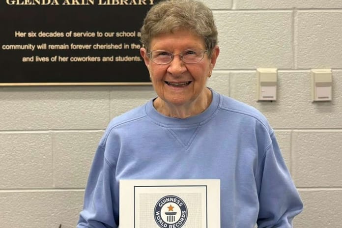 ABD'li öğretmen Glenda Akin 84 yıl aynı okulda çalışarak rekor kırdı