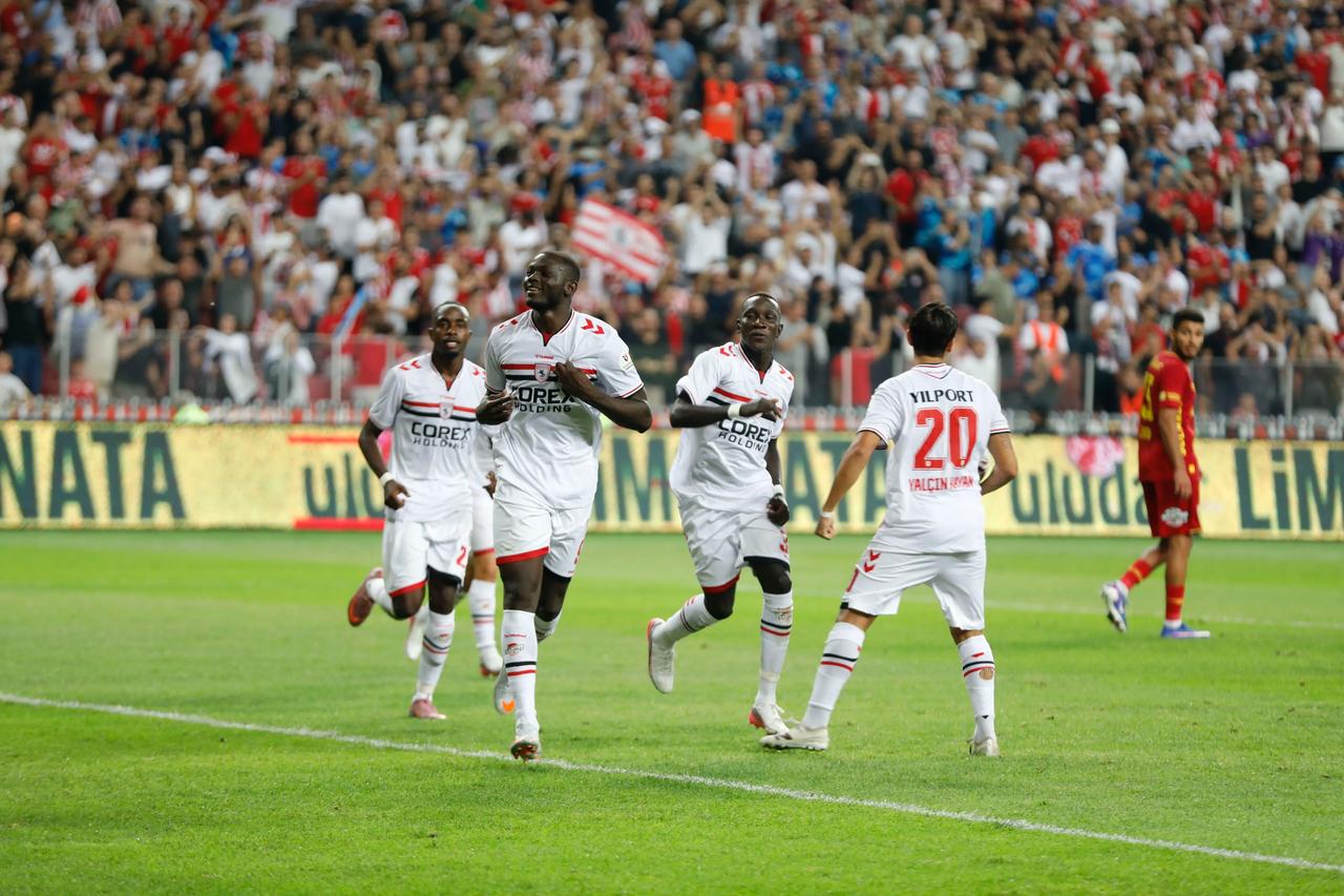 Samsun’da 6 gollü düello: Samsunspor ve Göztepe puanları paylaştı