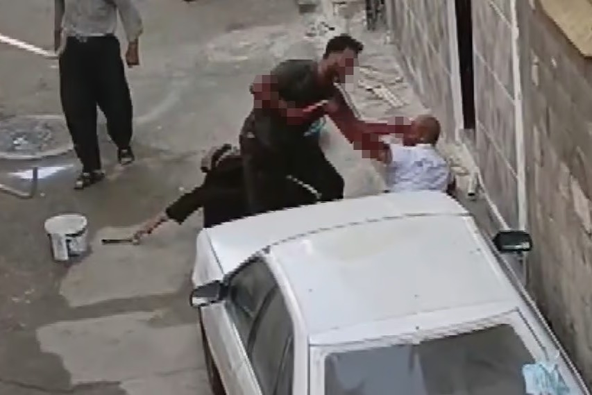Annesini tekmeledi, ağabeyini bıçakladı