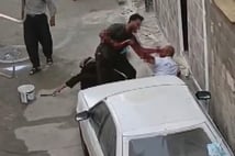 Vahşet anları görüntülendi: Annesini tekmeledi, ağabeyini defalarca bıçakladı 