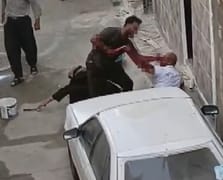 Vahşet anları görüntülendi: Annesini tekmeledi, ağabeyini defalarca bıçakladı 